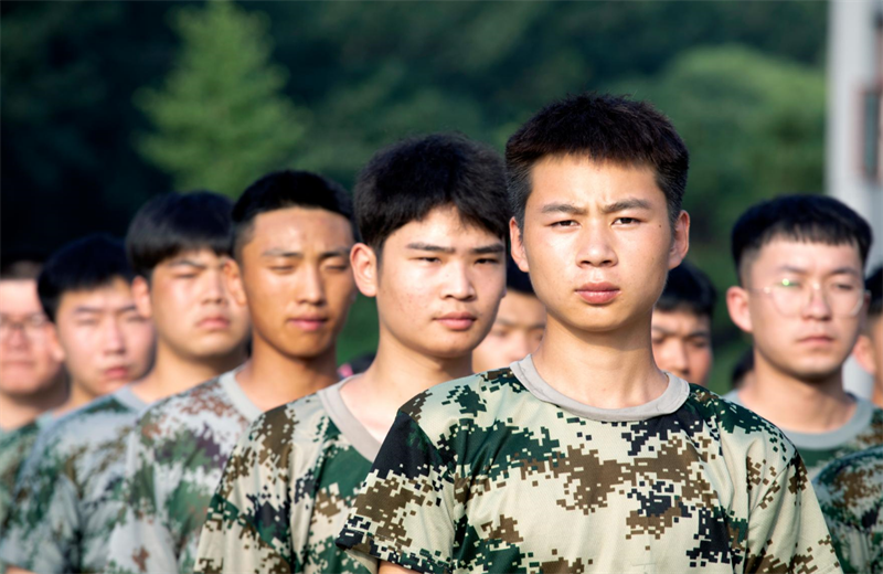 2021年7月6日，北京集团百名应届大学生褪下便服换上军装，在训练场上接受为期2天的军训，享受入职前的第一份美好记忆。